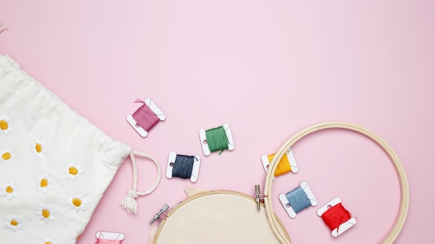 Zestaw do wyszywania: tamborek, nici